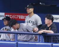７回表、厳しい表情で試合を見る橋上監督代行（中央）
