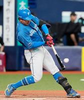 ６回、有薗が左越えに適時二塁打を放つ