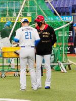 新庄監督（右）は試合前練習中に清宮幸にアドバイス