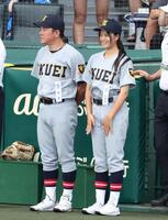 試合前、笑顔を見せる仙台育英・星よつはマネジャー（右）＝撮影・中田匡峻