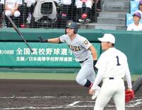 １回、拓大紅陵・二宮樂から先制適時内野安打を放つ仙台育英・田山纏（撮影・中田匡峻）