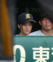 ベンチで試合を見つめる仙台育英・星よつはマネージャー（撮影・坂部計介）