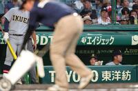 グラウンド整備を見守る仙台育英・星よつはマネージャー（撮影・坂部計介）