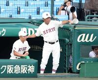 １回、ビデオ検証要求のため、選手を呼ぶ拓大紅陵・坂巻展行監督（右）＝撮影・中田匡峻