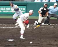 ２回、仙台育英・丹羽裕聖（左奥）に適時打を浴びる拓大紅陵・二宮樂（撮影・中田匡峻）