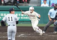 ２回、仙台育英・福井勇翔（左）から左前適時打を放つ拓大紅陵・山辺颯（撮影・中田匡峻）