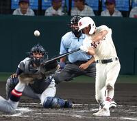 ６回、中前適時打を放つ拓大紅陵・加治征樹（撮影・中田匡峻）