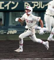 ６回、中前適時打を放ち、ほえる拓大紅陵・加治征樹（撮影・中田匡峻）