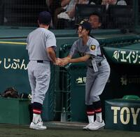 拓大紅陵に勝利し、仙台育英・須江航監督（左）と握手を交わす星よつはマネジャー（撮影・中田匡峻）
