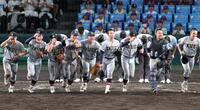 拓大紅陵に勝利し、笑顔で駆け出す仙台育英・田山纏（左から５人目）らナイン（撮影・中田匡峻）