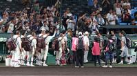 引き揚げる仙台育英ナインを見送る拓大紅陵ナイン（左）＝撮影・中田匡峻