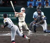 ６回、仙台育英・梶井湊斗から左前適時打を放つ拓大紅陵・阪本幹太（撮影・中田匡峻）
