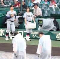 道具を持って移動する仙台育英・星よつはマネジャー（撮影・中田匡峻）