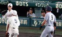 ７回、三塁打を放った仙台育英・田山纏（９）にボールの場所を指示する星よつはマネジャー（撮影・中田匡峻）
