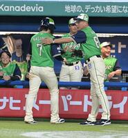 ５回、宮本の適時二塁打で生還した長岡（左）を出迎える池山監督（撮影・持木克友）