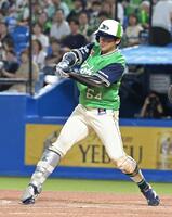 ３回、左前安打を放つ岩田（撮影・持木克友）