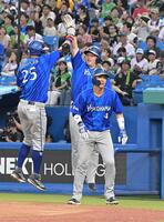 １回、右中間越え３点本塁打を放った筒香（左）をハイタッチで迎える牧（撮影・持木克友）