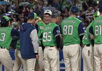 サヨナラ勝ちに笑顔でナインとタッチをかわす池山監督（撮影・持木克友）