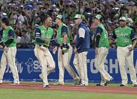 サヨナラのホームを突いたモンテル（左から２人目）＝撮影・持木克友