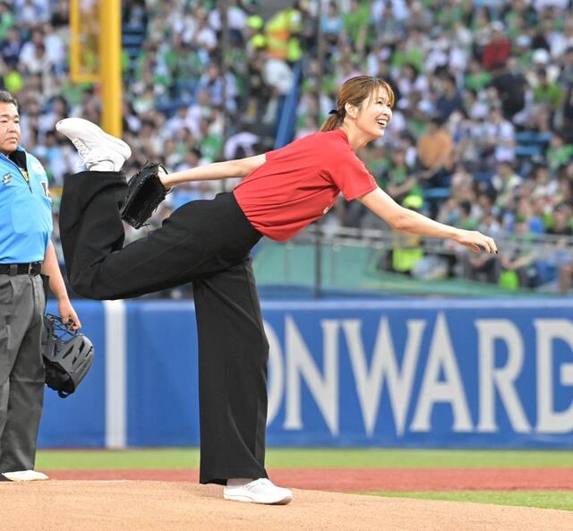 元バレー日本代表・木村沙織さん始球式