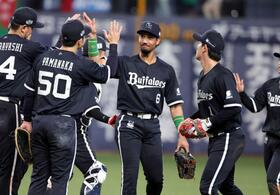　日本ハムに快勝し、殊勲の宗を中心にタッチを交わすオリックスナイン（撮影・坂部計介）