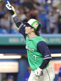　６回、満塁弾を放ち生還する長岡（撮影・佐々木彰尚）