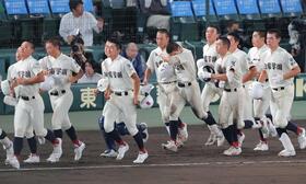 　横浜に敗れ、スタンドへあいさつに向かう日南学園ナイン　