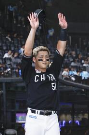 　西武に勝利し、ファンの声援に応える山口