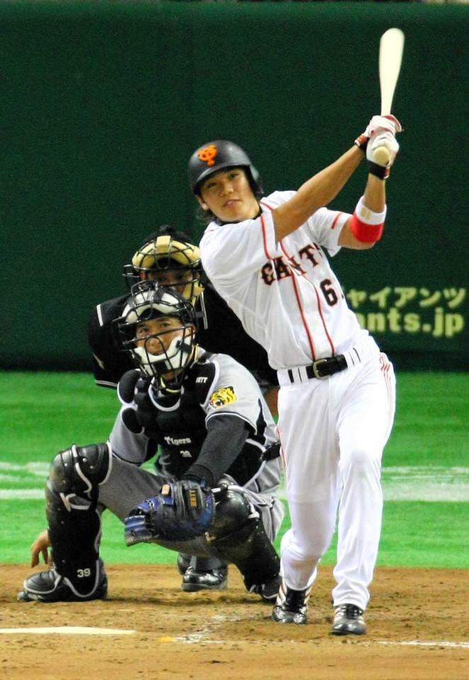　２００８年４月６日の阪神戦でプロ初本塁打となる満塁弾を放つ巨人・坂本勇人