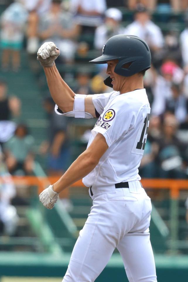 ８回、二点二塁打を放ちガッツポーズを見せる天理・山中（撮影・石湯恒介）