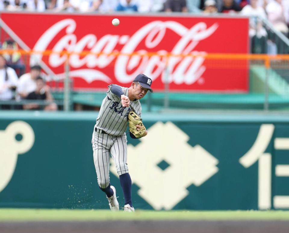１回、智弁和歌山・井本陽太の中前打を処理し、三塁に送球し、一走の智弁和歌山・荒井優聖をアウトにした中堅手の敦賀気比・伊藤綸一（撮影・中田匡峻）