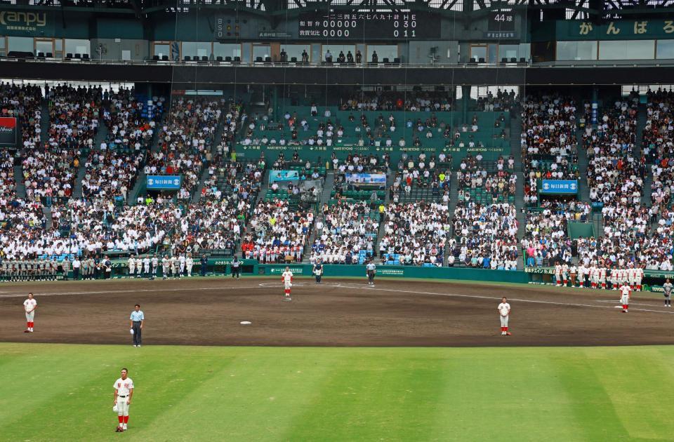 終戦記念日の正午を迎え、サイレンの合図と共に黙とうを捧げる選手、観客ら（撮影・立川洋一郎）