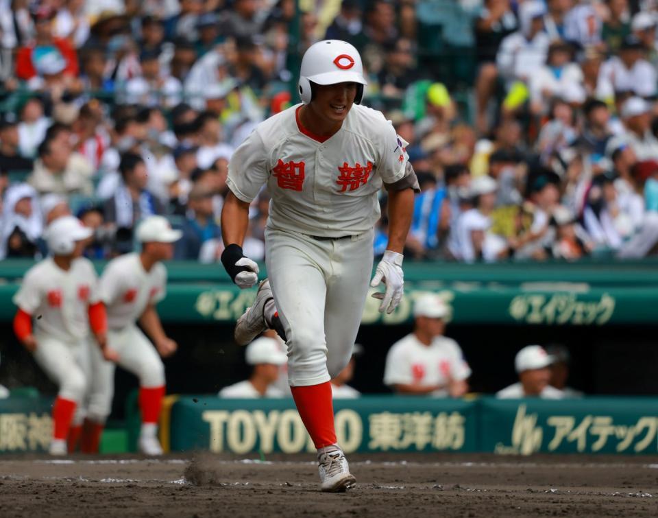 １１回、勝ち越しタイムリーを放つ智弁和歌山・川原（撮影・石湯恒介）