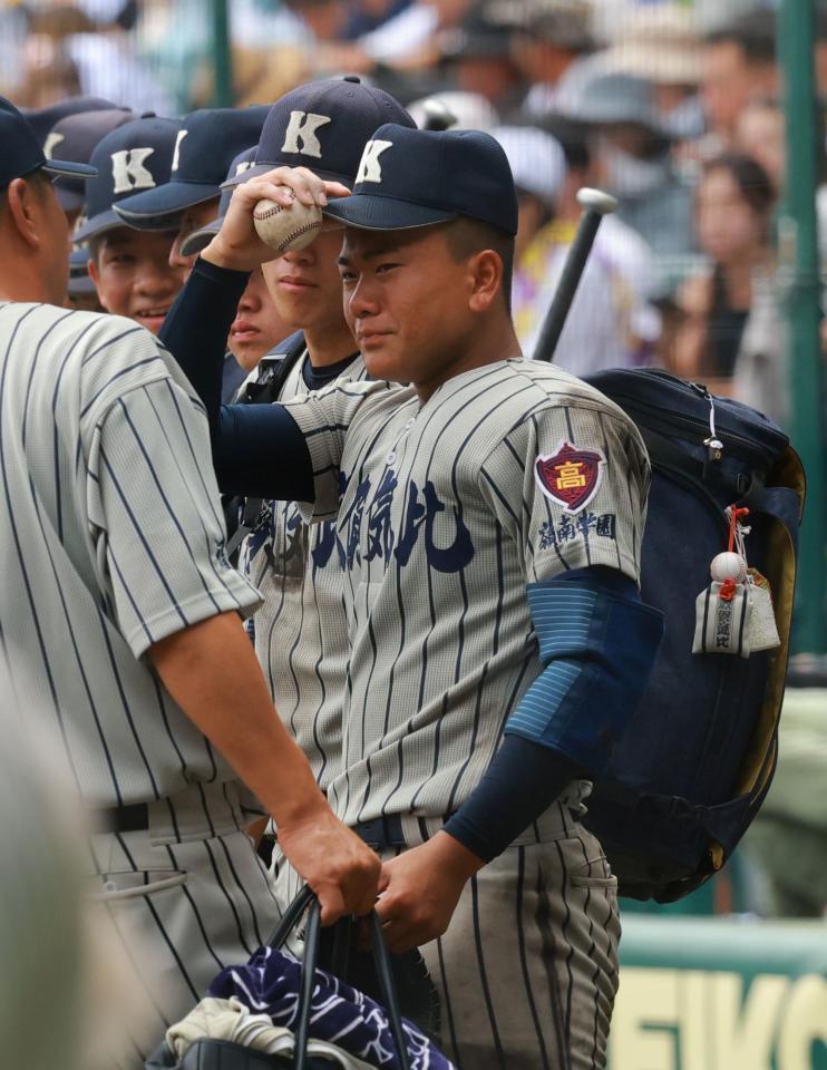 甲子園を後にする敦賀気比・辻（撮影・石湯恒介）