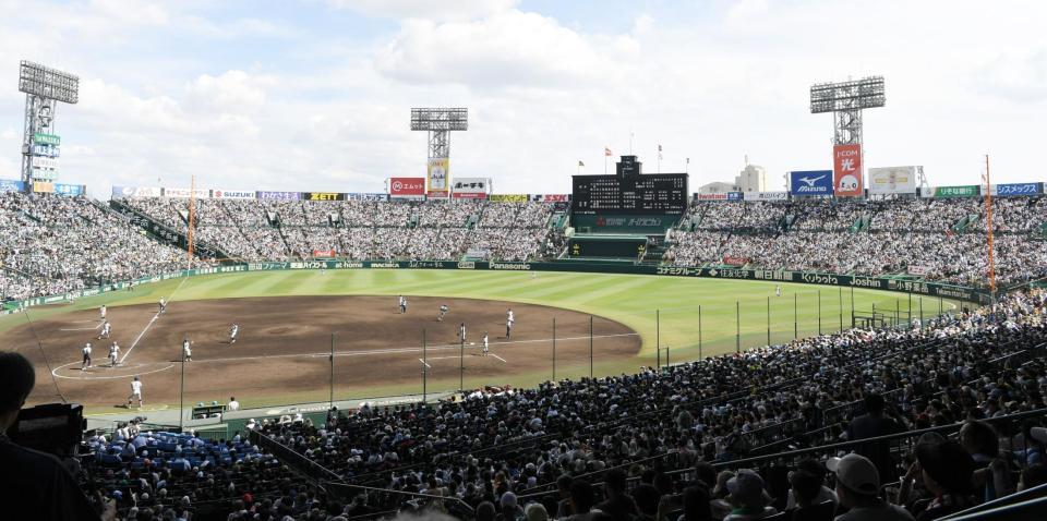 超満員の甲子園球場＝１０日