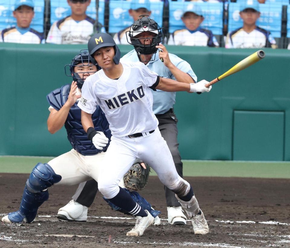 ２回三重１死一、三塁、左前適時打を放つ三重・秋山隼人＝甲子園（撮影・中田匡峻）