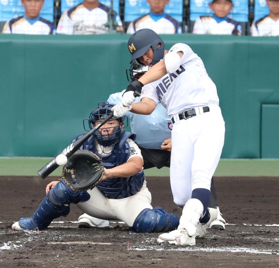 １回三重１死二、三塁、投手強襲の適時内野安打を放つ三重・立松宗馬＝甲子園（撮影・中田匡峻）