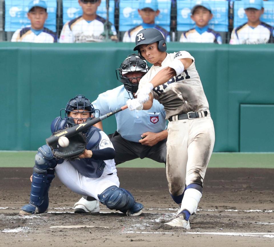 ７回、左前適時打を放つ履正社・岩本倫之介（撮影・中田匡峻）