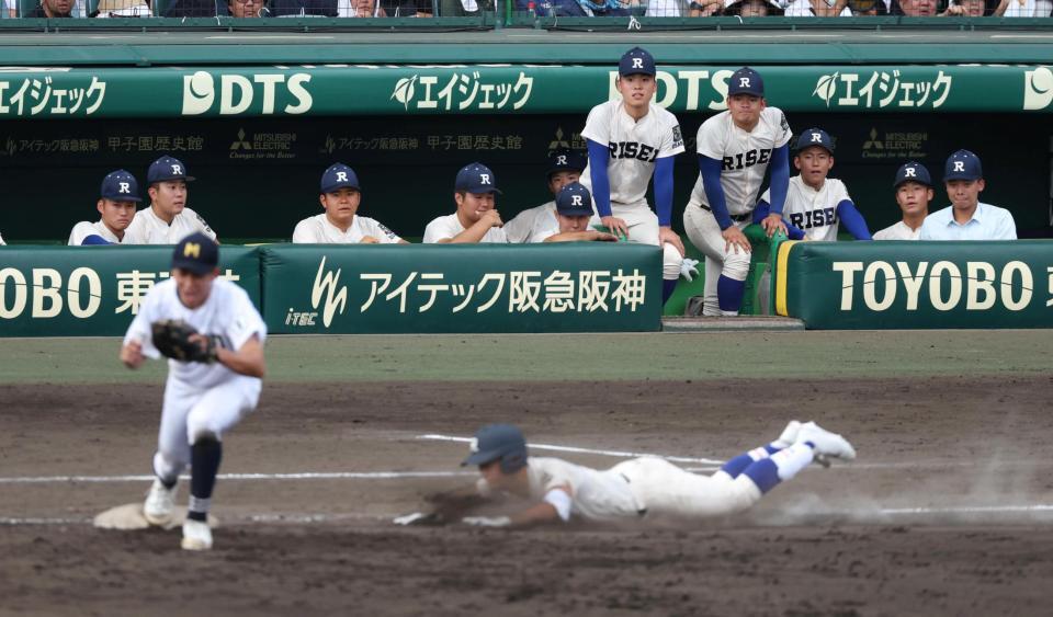 ９回、履正社・川口壱茶（手前）が三ゴロに倒れ試合終了。呆然とするナイン（撮影・中田匡峻）