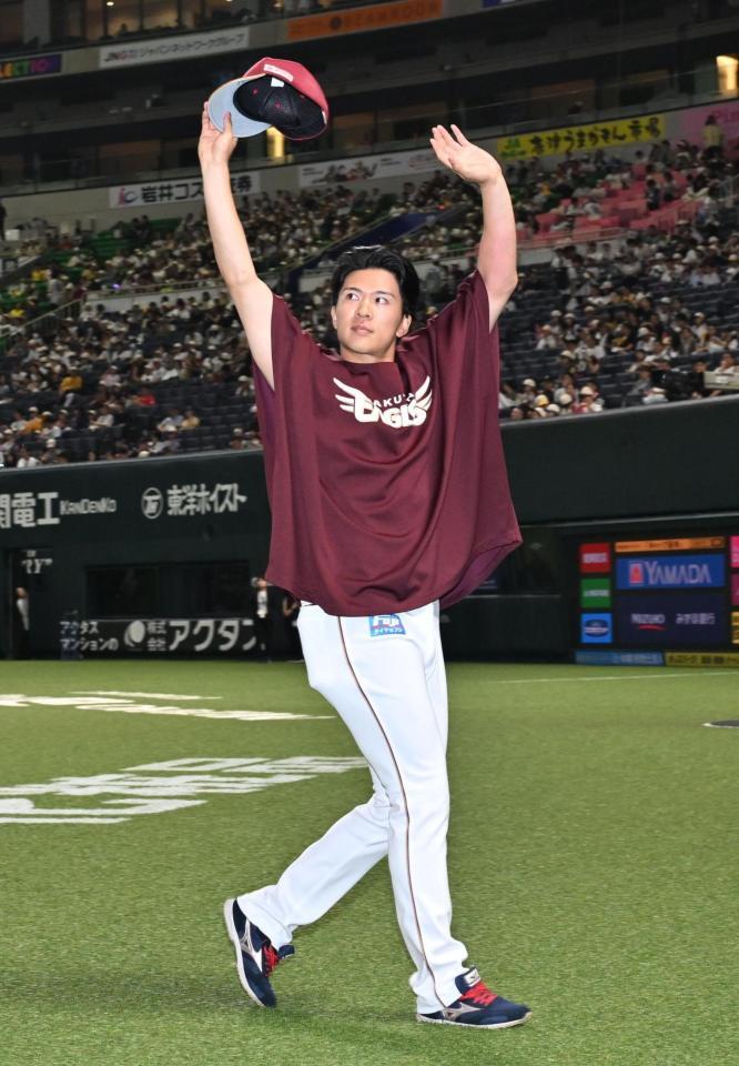 ６勝目を挙げ、ファンに手を振って引き揚げる楽天・早川