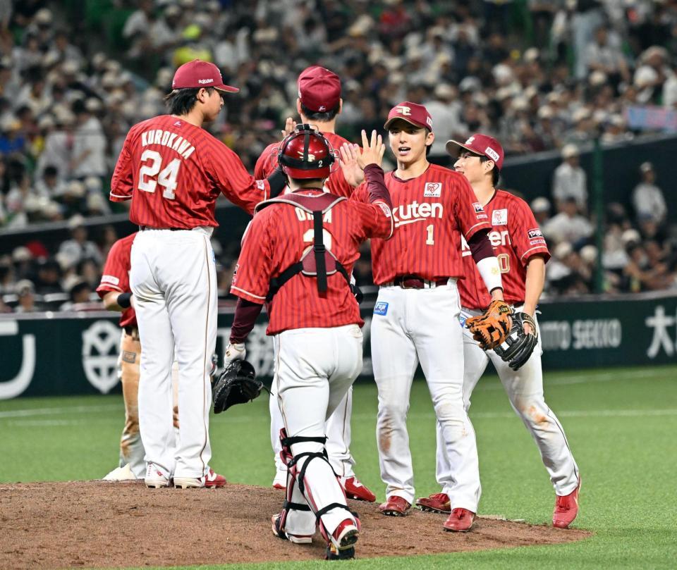 ソフトバンクに２連勝し、タッチを交わす楽天ナイン