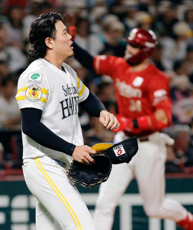 ４回、マッカスカー（奥）に勝ち越し２ランを浴びた上茶谷。今季初黒星を喫した