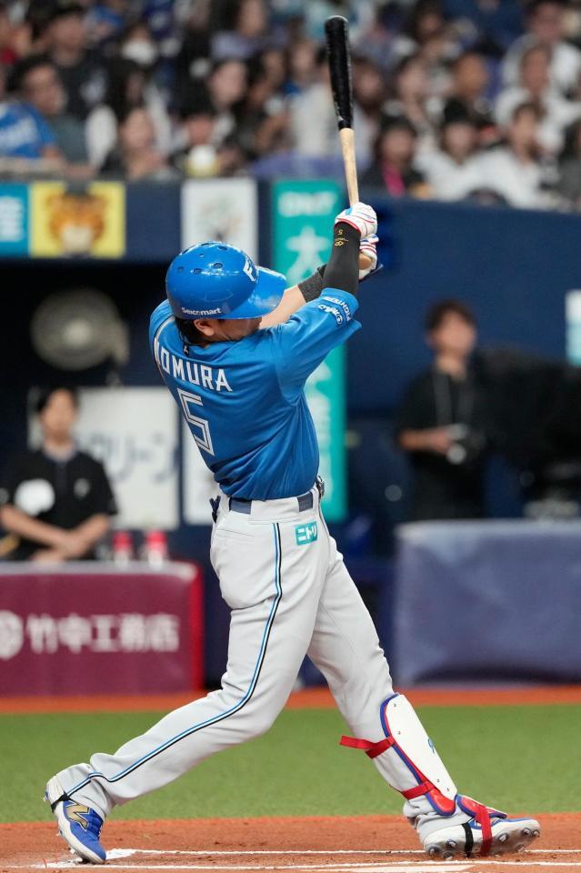 ６回、野村が左越えに本塁打を放つ