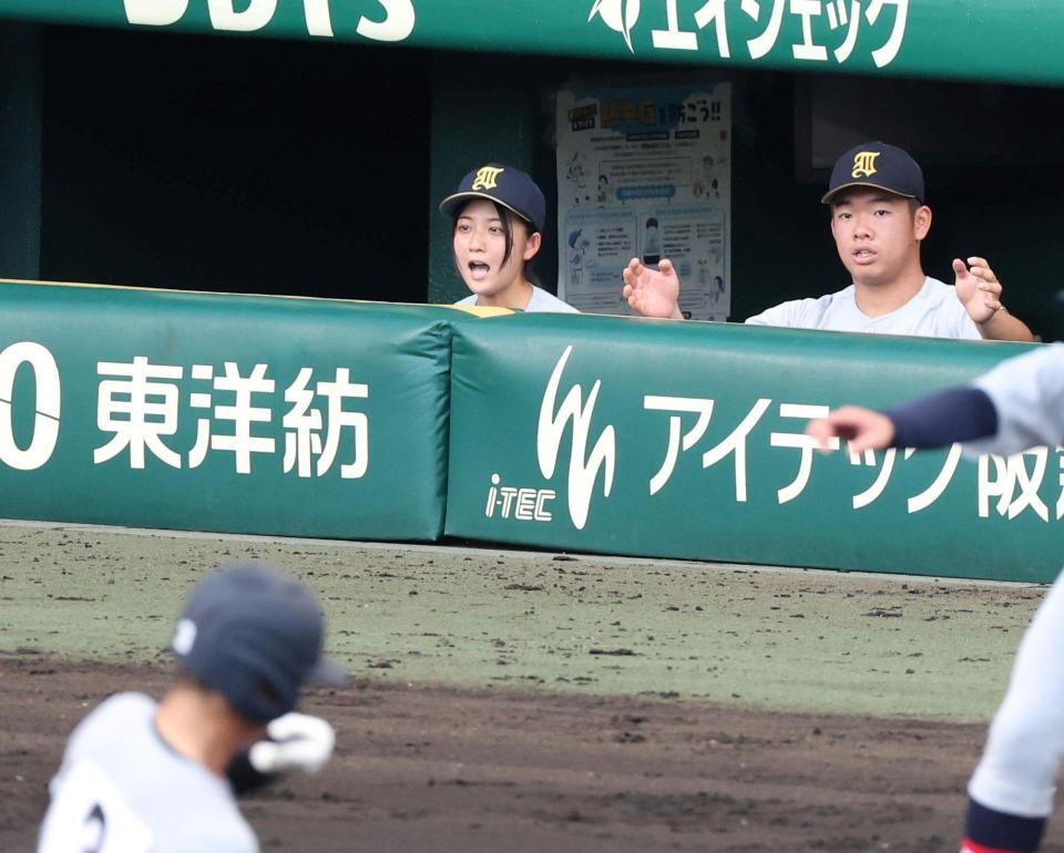 ２回、仙台育英・斎藤駿多（手前）の三塁打に声を出す星よつはマネジャー（撮影・中田匡峻）