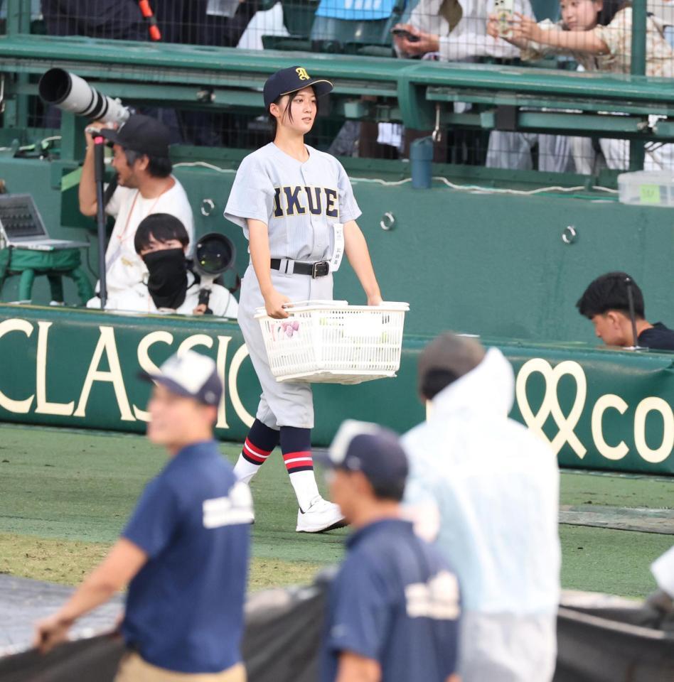 道具を持って移動する仙台育英・星よつはマネジャー（撮影・中田匡峻）