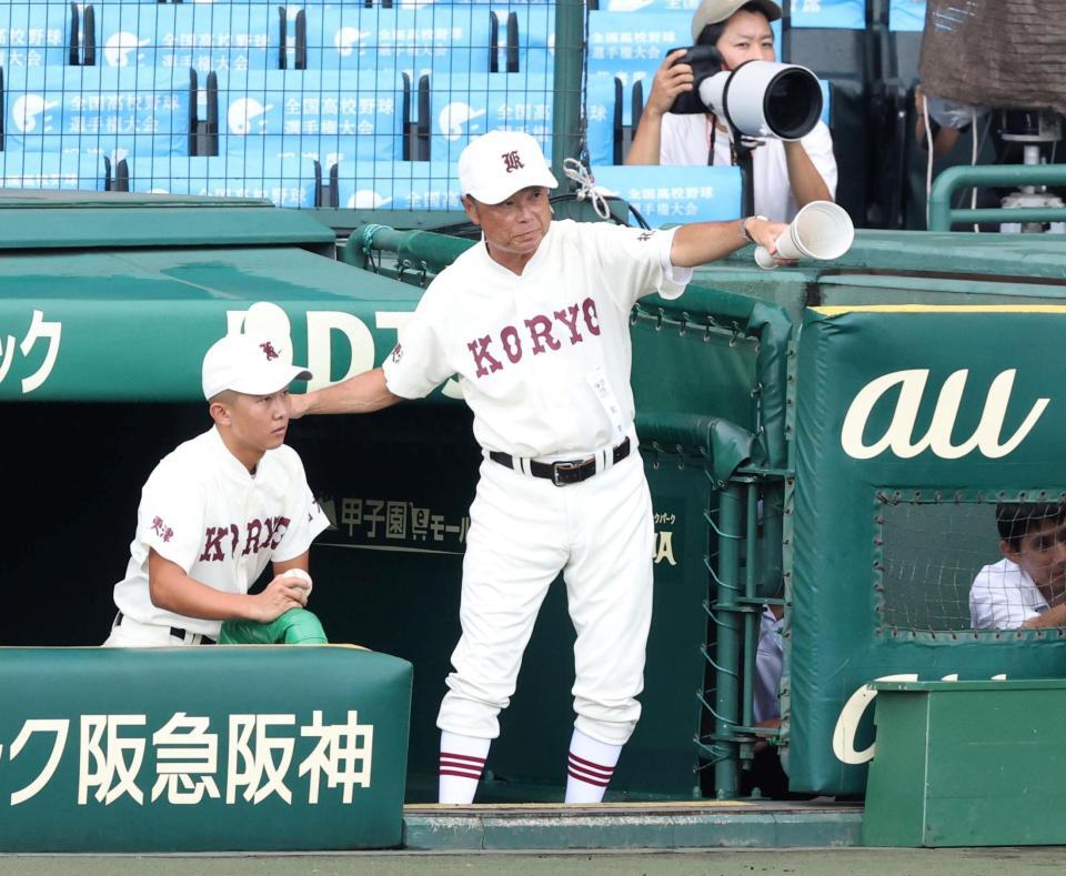 １回、ビデオ検証要求のため、選手を呼ぶ拓大紅陵・坂巻展行監督（右）＝撮影・中田匡峻