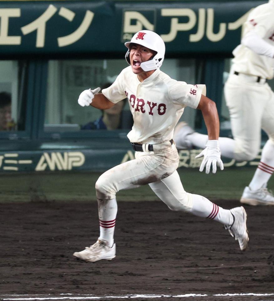 ６回、中前適時打を放ち、ほえる拓大紅陵・加治征樹（撮影・中田匡峻）