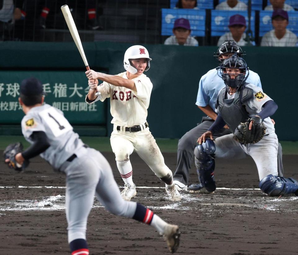 ６回、仙台育英・梶井湊斗から左前適時打を放つ拓大紅陵・阪本幹太（撮影・中田匡峻）