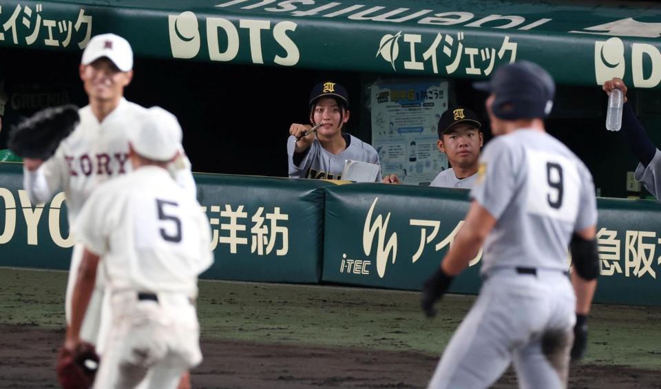 ７回、三塁打を放った仙台育英・田山纏（９）にボールの場所を指示する星よつはマネジャー（撮影・中田匡峻）