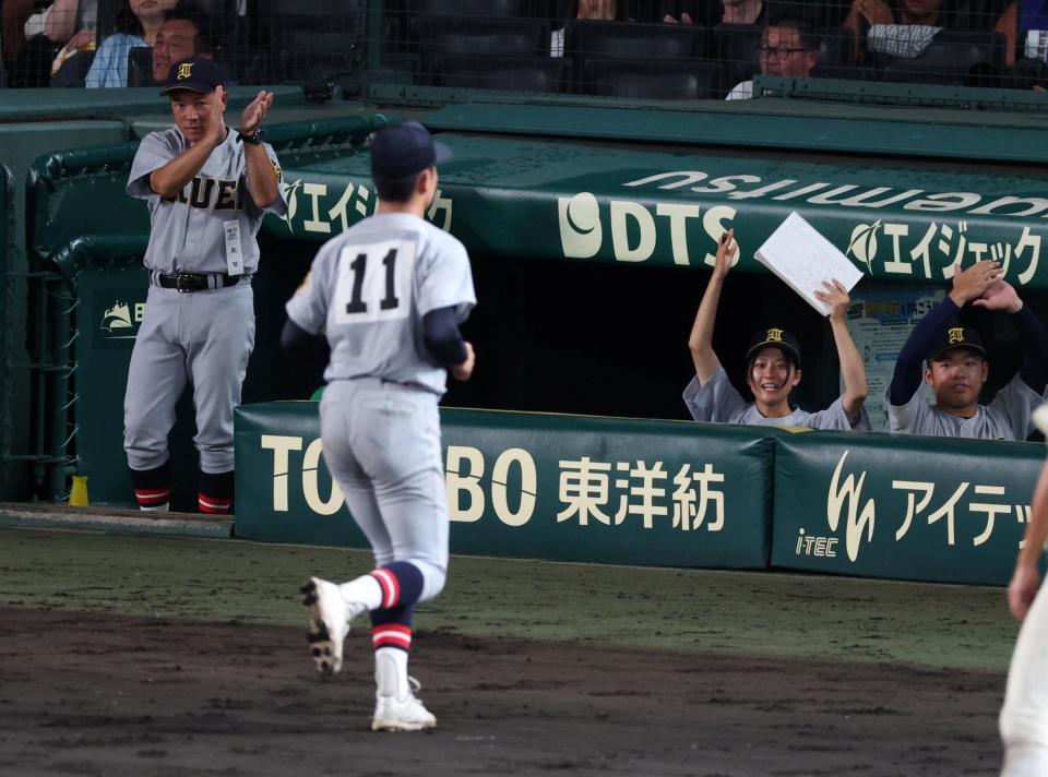 ６回途中で降板する仙台育英・福井勇翔（１１）に声をかける須江航監督（左）、星よつはマネジャー（撮影・中田匡峻）